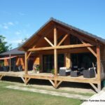 « Maison en bois moderne : l’impact positif des panneaux solaires sur la conception »
