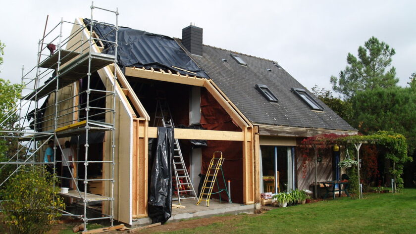 « Maison en bois passive avec panneaux solaires : l’avenir de la construction durable »